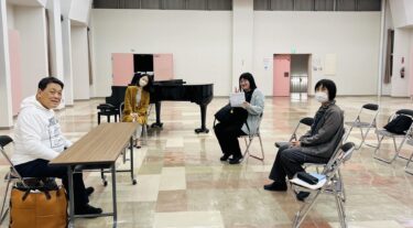 ในวันพฤหัสบดีที่ 18 เมษายน หิมะจากทุ่งนาก็ละลายไปในที่สุด และเราก็เริ่มเห็นท้องฟ้าเต็มไปด้วยห่านและห่านป่า ต่อมาที่เมืองซัปโปโร ก็มีการประกาศข่าวว่าดอกซากุระจะบานแล้ว ในเย็นวันฤดูใบไม้ผลิวันนั้น พวกเรา 14 คนได้ฝึกซ้อมร่วมกันในฐานะคณะนักร้องดอกทานตะวันแห่งเมืองโฮคุริว