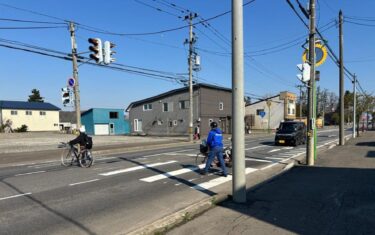 佐々木康宏 町長 活動報告:5月2日(木)登校時に子ども見守りをやってます。今朝はある子から「問題です、町長さんが飼ってる虫は何でしょうか?」…難問?です。毎朝、楽しいです【佐々木康宏 町長 Instagram】