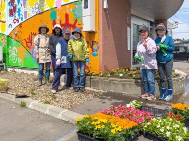 Hokuryu Şəhər Ticarət Palatasının qadın bölməsi qonaqpərvərlik ruhu ilə şəhəri gözəlləşdirmək üçün gül qabları qurdu!