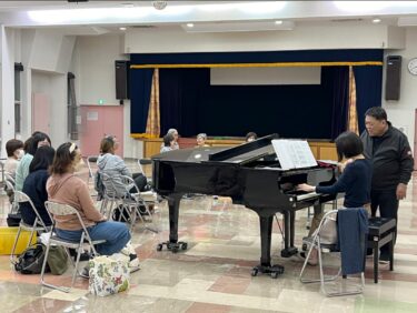 5月23日（木）巷は田植えど真ん中 🌾 なので今日は14人で練習でした。14人となると、曲によってはハーモニーが心もとない感じになり、お互いのパートを行き来して、大事な旋律をお手伝いして歌うこともあります【北竜町ひまわりコーラス】