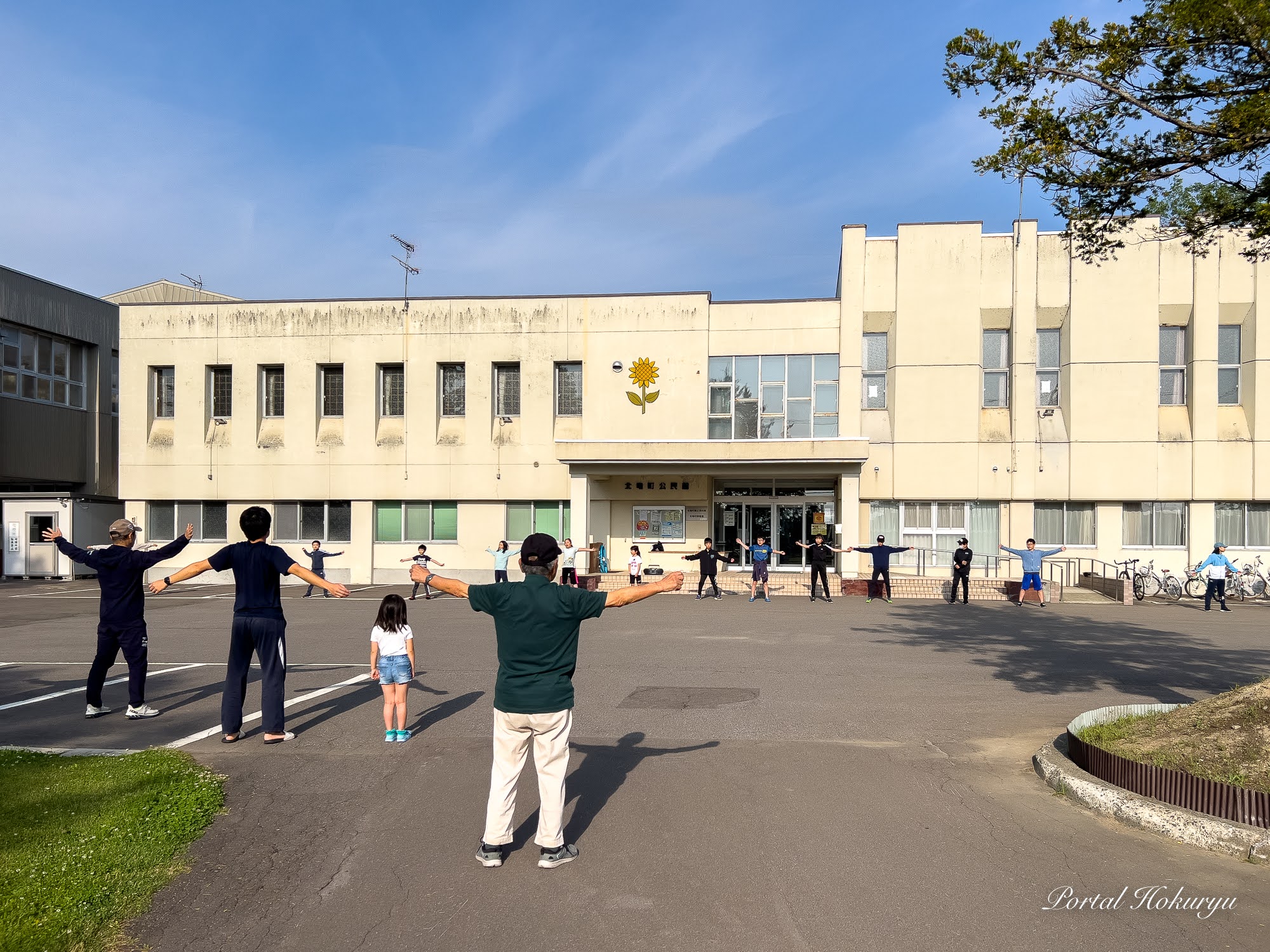 令和6年度の朝のラジオ体操がスタート！元気いっぱいの真竜小学生たちが大勢参加！
