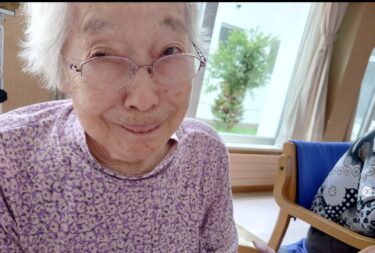 イベントメニュー写真第２弾：素敵な笑顔です。少しピクルスが酸っぱかったと・・・(-_-;) いつもと違うメニューに喜ばれておりました【特別養護老人ホーム 永楽園】