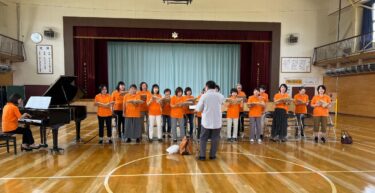 Cümə axşamı, 11 iyul Bu gün Kitaryu Junior Liseyində mini konsertdir. Şagirdlərin parıldayan gözlərini yaxından hiss edərək oxuya bildiyim üçün sevindim. Görəsən, xorun əyləncəsini çatdıra bildimmi? Gözlənilməz bravo zəngi qəbul etdiyim üçün çox sevindim 😭 [Hokuryu Town Günəbaxan Xoru]