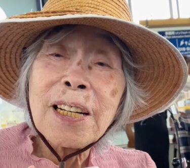 8月6日（火）ひまわり見学に行ってきました。見学の後はソフトクリームを食べました ♪ 冷たくて美味しかったですね ♪【特別養護老人ホーム永楽園】