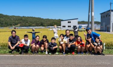 Shinryu İlkokulu'ndaki beşinci sınıf öğrencileri "Pirinç Çiftçiliği Deneyimi" Korkuluk yapma ve kurma ve pirinç yetiştirme sürecini gözlemleme (Takada Çiftliği)