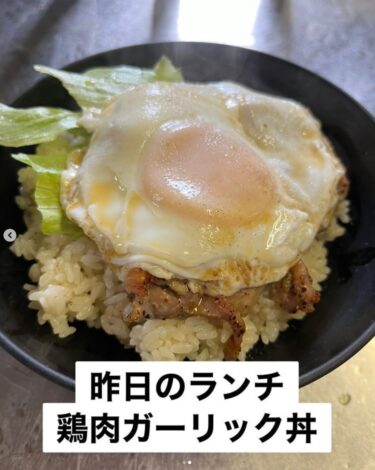 🌻 29 Ekim (Salı) Bugünün günlük öğle yemeği: Sarımsaklı tavuklu pilav kasesi [Himawari Restoranı]