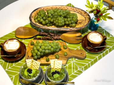 藤崎家の家庭果樹で育てられた葡萄を味わう