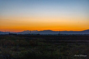 Ánh cam rực rỡ trước bình minh, giờ kỳ diệu