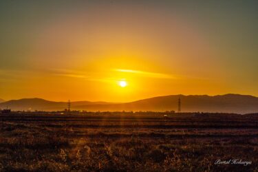 แสงเช้าทำให้ท้องฟ้าเป็นสีส้ม