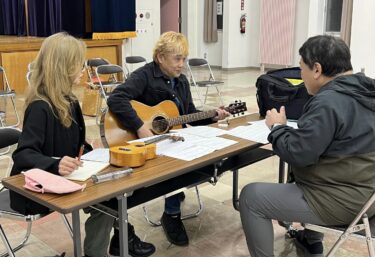 Perşembe 10 Ekim: Bugün 16 kişiyle antrenman yaptık. Provadan önce bu düzenli konserde özel konuklarımız olacak olan Bay ve Bayan Yuichi Iwasaki bizi görmeye geldiler. [Hokuryu Kasabası Ayçiçeği Korosu]