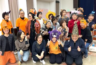 10月30日(水)「1日早いハロウィン🎃🎃🎃」今日は17人で練習。みんなでSomething ハロウィンです。写真をたくさん撮りました ♪ いつもとちょっと違うことをすると テンション上がりますよね【北竜町ひまわりコーラス】