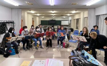 11月12（火）今日から火曜日の追加練習が始まりました。今日は、岩崎塾ウクレレ部の皆さんと 初練習 🎵 演奏会の曲を聞かせてくださいました。とても楽しい雰囲気で、ほっこり 😌【北竜町ひまわりコーラス】