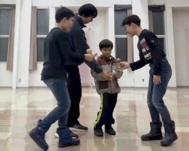 はじめての大皿シンクロ。6年生も一緒にやって喜んでくれた。3週間前くらいから遊びに来てくれてる。これからもっと上手くなるだろうなー。楽しみ【北竜けん玉クラブ】