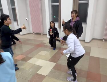 空中ブランコの練習中、4人でシンクロ ✨ 保護者さんも一緒に @uio.uoueaaa ナイスメイク👍【北竜けん玉クラブ】