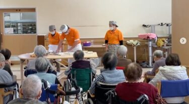 Video này ghi lại trải nghiệm làm mì soba và phần trình diễn của Câu lạc bộ Soba Shokuraku địa phương. Họ thích thú khi được chứng kiến món soba được làm ngay trước mắt và thưởng thức hương vị của món soba thành phẩm bằng lưỡi. 🎵 [Viện dưỡng lão đặc biệt Eirakuen dành cho người cao tuổi]