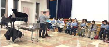 Perşembe, 7 Kasım: Bugün çok fazla yapışkan kar yağdı. Bütün bunlara rağmen 18 kişilik bir grup olarak bir araya gelip çalışmalar yaptık. Düzenli konsere giderken 🏃‍♂️🏃‍♀️🏃【Hokuryu Kasabası Ayçiçeği Korosu】