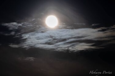 冬至の朝の太陽と月