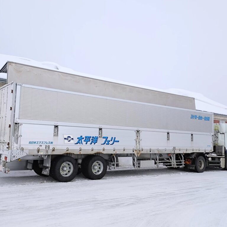 今日は朝から追加納品の積み込みがありました。 この大きなトレーラーに30キロの黒千石大豆が680袋載せられて、本州まで行きます✨ 美味しい納豆になりますよ♪【黒千石事業協同組合】