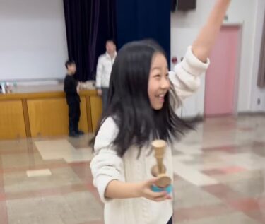 Basic Level 2 imtahanını vermə anı 🌸 Kendama belə gözəl təbəssümlər gətirir. Bu, Kendama müəllimi olduğum üçün məni sevindirən anlardan biri idi. "Mən bunu etdim" cəmi üç hərfdən ibarətdir, amma o qədər sevinc və duyğu ilə doludur ki, bu üç hərfin içində ola bilməz. [Hokuryu Kendama Club]