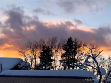 Batan günəş qar buludlarını narıncı rəngə boyayır