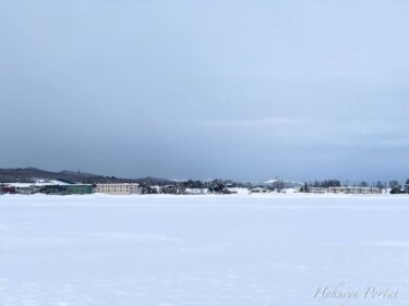 白銀の雪原と藍白の空が交わる風景