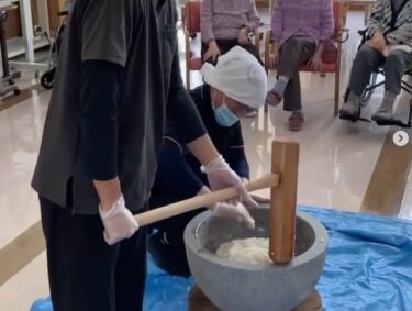 年明けのお餅つき大会⭐️ 皆さんで大きな掛け声を合わせてお餅つきしました⭐️【特別養護老人ホーム永楽園】