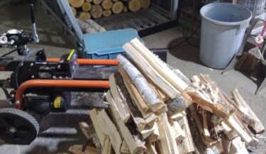 Bu sefer incelttiğimiz odunları (huş) kütüklere (1 HD) ayırmayı bitirdik. [Naganomori Faaliyet Örgütü (Temsilci: Osamu Kato)]