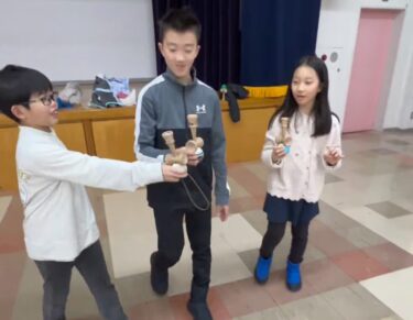 飛行機シンクロ ✈️  飛行機って初めてできるとめちゃくちゃ嬉しいですよね。手に当たって痛かったり、手と玉の間に剣が吸い込まれたり…笑【北竜けん玉クラブ】