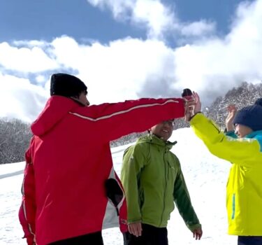 碧水スキー場にて、3人で一つのけん玉でレジェンド ✨ @toru.kt @64katkatkat スキー場でけん玉も映えますね 😁【北竜けん玉クラブ】