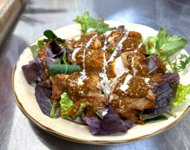 ☀️🌞 3月9日（日）チキンのマスタードソース：こんがり焼いて、デミソースに粒マスタードを混ぜて こんがり焼いたチキンにかけました。 ピリッとした辛味ソース お酒がすすみます【kitchen晴晴】