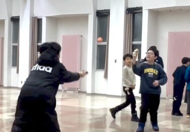 Một trò chơi mới đã bắt đầu. Chơi ném bắt bằng đĩa Kendama và ống Kendama. Vì bạn phải dùng đầu gối để nhặt nó lên, có vẻ như nó có thể phù hợp để luyện tập Kendama? LOL [Câu lạc bộ Kendama Hokuryu]