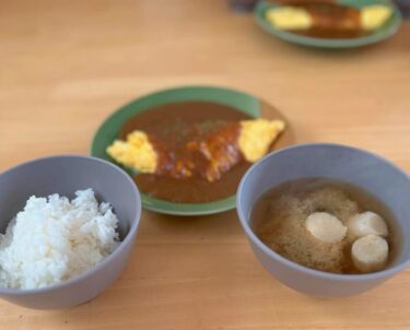 ☀️🌞 25 Mart (Çərşənbə axşamı) İşçilər Nahar Omlet körili düyü və miso şorbası Yumurtalar tüklüdür və yalnız süd, duz və istiot istifadə olunur [Mətbəx Seisei]
