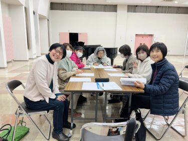 13 Mart Perşembe günü 17 kişi antrenman yaptı. ...öncesinde yöneticiler erken bir toplantı için bir araya geldiler. Üç ciddi kişi mali tabloları denetliyor 😊 [Hokuryu Kasabası Ayçiçeği Korosu]