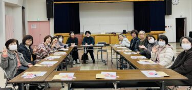 गुरुवार, 20 मार्च। आज, वर्षांत की आम सभा में 15 लोग शामिल हुए। एक प्रसिद्ध उक्ति का जन्म हुआ! "हम मरते दम तक गाते रहेंगे।" 🤣￼ [होकुर्यु टाउन सनफ्लावर कोरस]