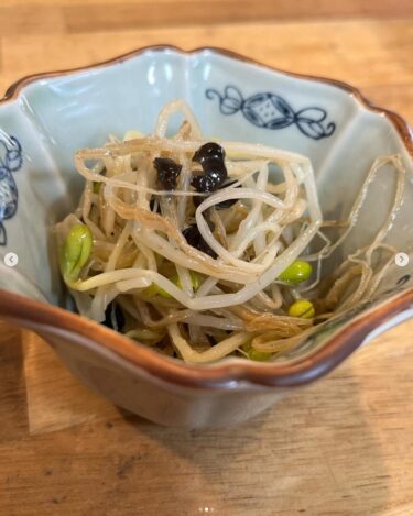 🌻 4月11日（金）本日の日替わりランチ：鳥の炊き込みご飯でした ♪ 和物の黒千石もやしは、黒千石大豆からできたもやしです 😊 貴重なもやしなのでぜひご賞味ください✨【お食事処向日葵】