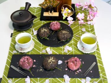 काली बीन पेस्ट और चेरी ब्लॉसम बीन पेस्ट के साथ बोटामोची का स्वाद लें