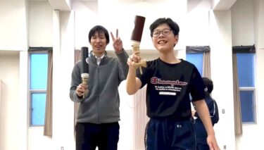 謎の遊びが急にスタート。筒けんの筒にけん玉の玉を装着（軽く押すとハマります）本来の遊び方ではありませんが、楽しかったので載せます笑【北竜けん玉クラブ】