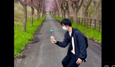 यह उताशिनाई के चेरी ब्लॉसम हैं। बहुत कम लोग जानते हैं, लेकिन सड़क किनारे स्टेशन [होकुर्यु केंदामा क्लब] के पास एक खूबसूरत चेरी ब्लॉसम रोड है।