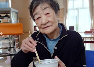 5月14日（水）本日のお昼ご飯のご様子です！ 本日のメニューは温かいそうめんでした！【特別養護老人ホーム永楽園】