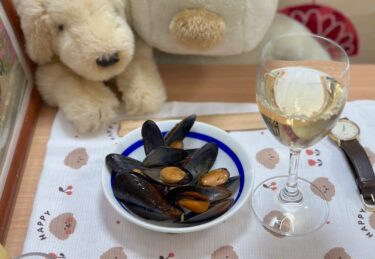 ☀️🌞 5月24日（土）はみちゃんのおつまみ：ムール貝の白ワイン蒸しと白ワイン お洒落 😺【kitchen晴晴】