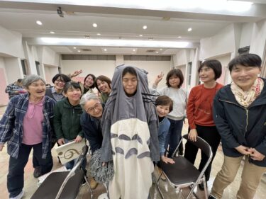 शुक्रवार, 2 मई को, 12 लोगों ने गाया। सामान्य गीतों के अलावा, हमने "गेहूँ का गीत" और "धागा" भी गाया। हम अंत तक गीत का अभ्यास करते रहे और साथ ही हर भाग की रचना पर भी विचार करते रहे। [होकुर्यु टाउन सनफ्लावर कोरस]