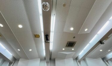 5 जून (गुरुवार) को हमने 18 लोगों के साथ एक अभ्यास सत्र आयोजित किया। जिस बड़े हॉल में हम अभ्यास करते हैं, उसका प्रतिध्वनि समय लगभग 1.8 सेकंड है, और कहा जाता है कि इसकी प्रतिध्वनि एक संगीत हॉल जितनी ही है। हमें ऐसी जगह पर अभ्यास करने का मौका पाकर बहुत खुशी हो रही है 🥰￼【होकुर्यु टाउन सनफ्लावर कोरस】