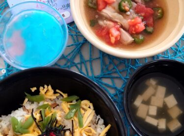 今月は紫陽花に見立てた初夏の献立です。紫陽花ブルーのゼリーが印象的でした 😆 皆さん、美味しかったかな？【特別養護老人ホーム永楽園】