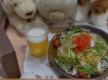 ☀️🌞 Ngày 25 tháng 6 (thứ tư) Đồ ăn vặt của Hami-chan: Salad mì Ramen và bia 🍺 Hôm nay trời nóng quá. Mình muốn ăn thứ gì đó nhẹ nhàng 😁 [Kitchen Seisei]
