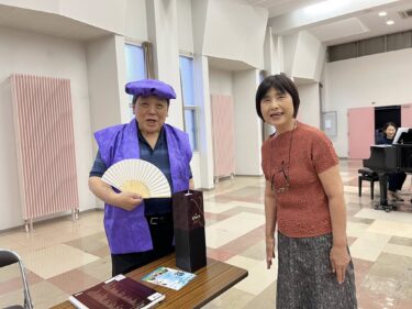 Cumartesi, 28 Haziran'da 19 kişi pratik yaptı. Bugün ayrıca Bay Yamamoto'nun doğum günü, bu yüzden hepimiz küçük bir kutlamayla kutladık. Öğretmen çok genç ve mor henüz ona yakışmıyor. Sağlıklı ve enerjik olmaya devam etmesini umuyoruz. ♪♪♪ [Hokuryu Town Sunflower Chorus]