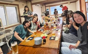 Đây là tiệc mừng cho buổi hòa nhạc ngày 26 và 29 tháng 6. Chúng tôi gặp nhau hàng tuần và hát hò hầu hết thời gian, nên chúng tôi cũng tận hưởng những khoảnh khắc này. [Hợp xướng Hoa Hướng Dương Thị trấn Hokuryu]