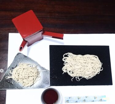 Sofra takımları konusunda titizdim! Bu seferki, diğer hobim olan soba eriştesi yapımıyla ilgili. Fukagawa şehrindeki bir taş ustasından benim için bir taş levha yapmasını istedim ve tamamlandı. Hemen erişteleri akşam yemeğinde servis etmeyi denedim. [Naganomori Etkinlik Organizasyonu (Temsilcisi: Osamu Kato)]