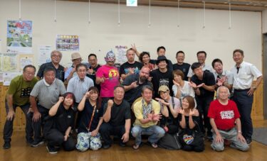 24 İyul Cümə axşamı Hokuryu Turniri öncəsi təşkilatçılarla xatirə şəkli! Günəbaxanların tam çiçəkləndiyi Hokuryu qəsəbəsində sabah görüşənədək 🌻🌻🌻 [Hokuto Pro Wrestling Official X & Youtube Video]