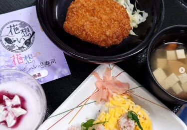 7月のイベントメニューです。今月は紫陽花をイメージして献立作成をしてくれました。カニ散らし寿司に潮汁、紫陽花色のデザートになっています！【特別養護老人ホーム永楽園】