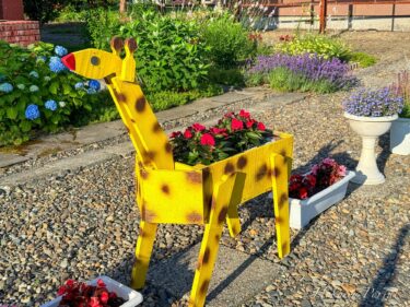 元気なお手製花台「可愛いキリンさん」に心和むひととき